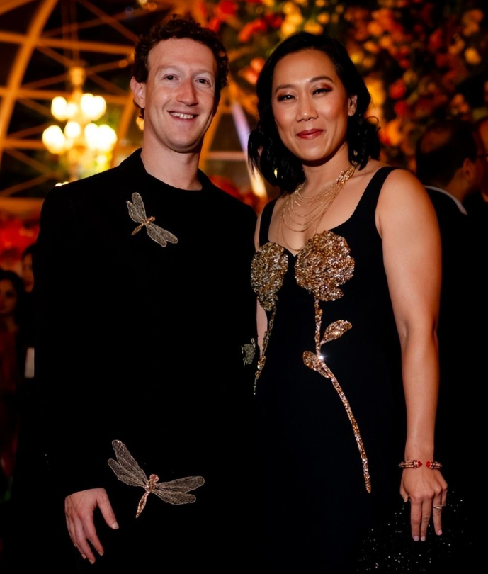 原创扎克伯格在印度遇上比尔盖茨穿印花衬衫帅翻老婆却穿拖鞋出镜