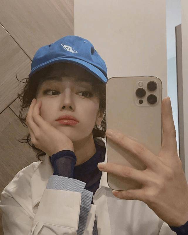 原创两大90顶流花同天晒自拍热巴戴棒球帽像小男生杨紫卖萌超可爱