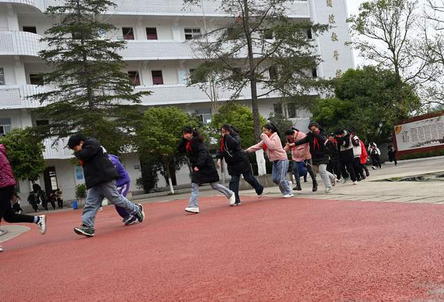 内江东兴区构筑校园安全防护墙