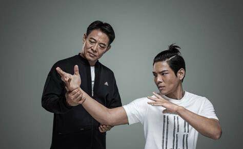 药水哥口嗨向佐,向太称其是无名小卒,药水哥秒怂称是郭美女粉丝