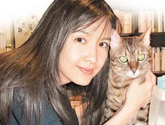 "玉女掌门人"周慧敏,与倪震结婚15年,不肯生孩子婆婆恼羞成怒_生育