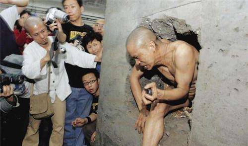 原创最残忍的行为艺术他取出一根肋骨做项链给5个深爱的女人戴上