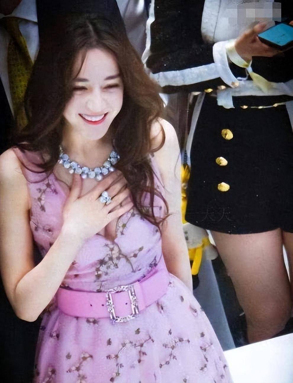 迪丽热巴"走哪捂哪"太做作?