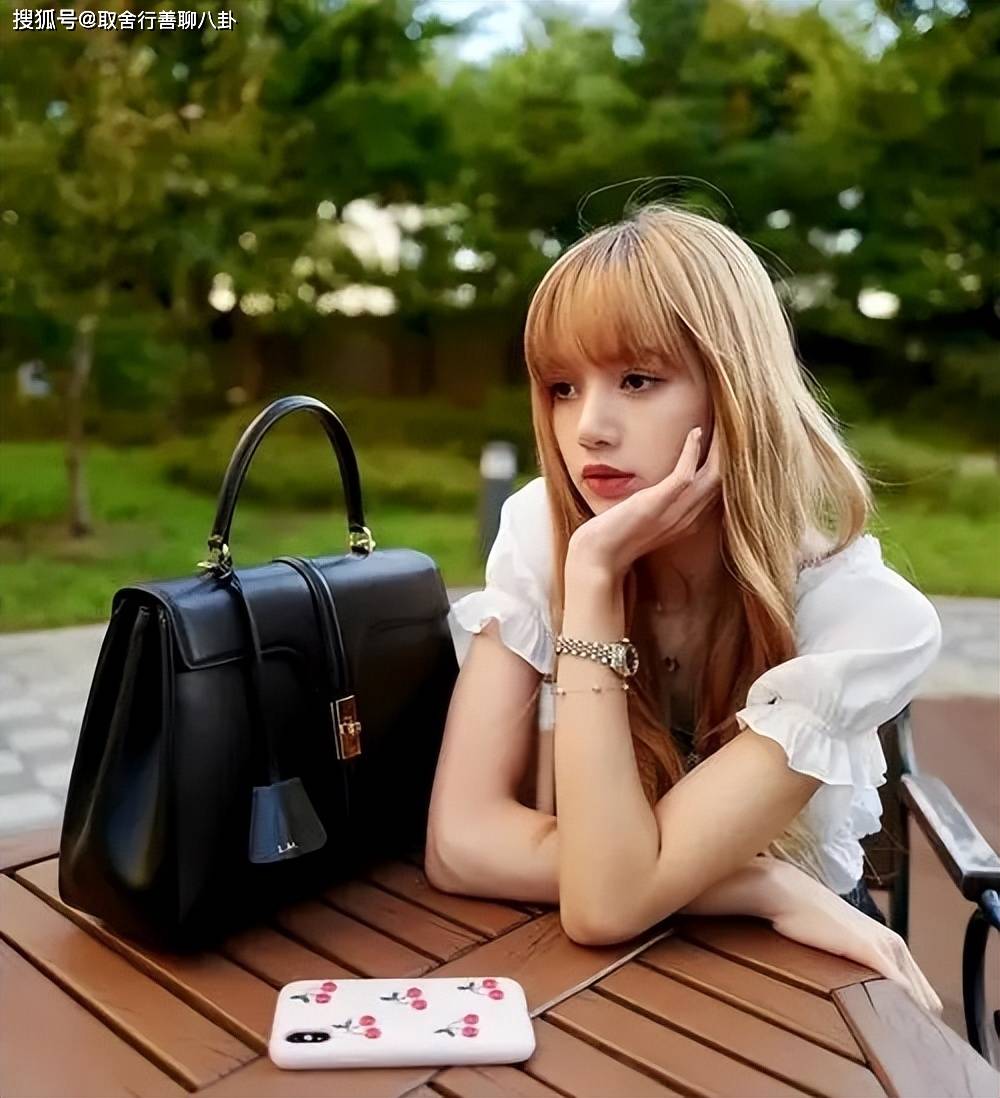 原创lisa观看霉霉演唱会两人勾肩搭背笑容满面显得非常亲密