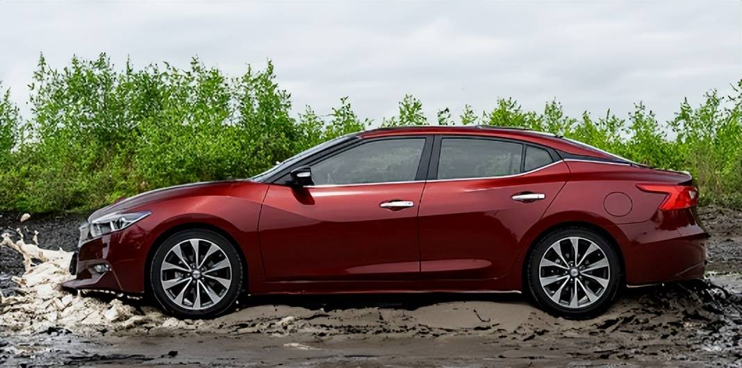 二手日产西玛价格跳水至8.88万,豪华轿车市场遭遇尴尬!