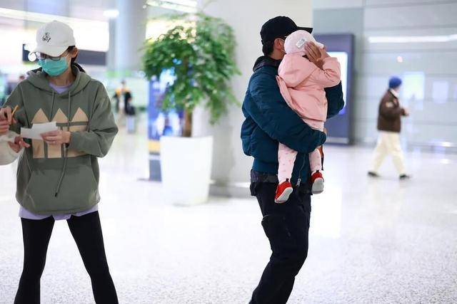 郑恺一家现身机场,与苗苗穿情侣鞋挽臂同行,女儿小脸曝光超可爱_郑凯