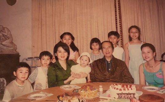 赌王三太陈婉珍70大寿近照,红光满面穿搭时髦,网友:富贵养人_何超莲