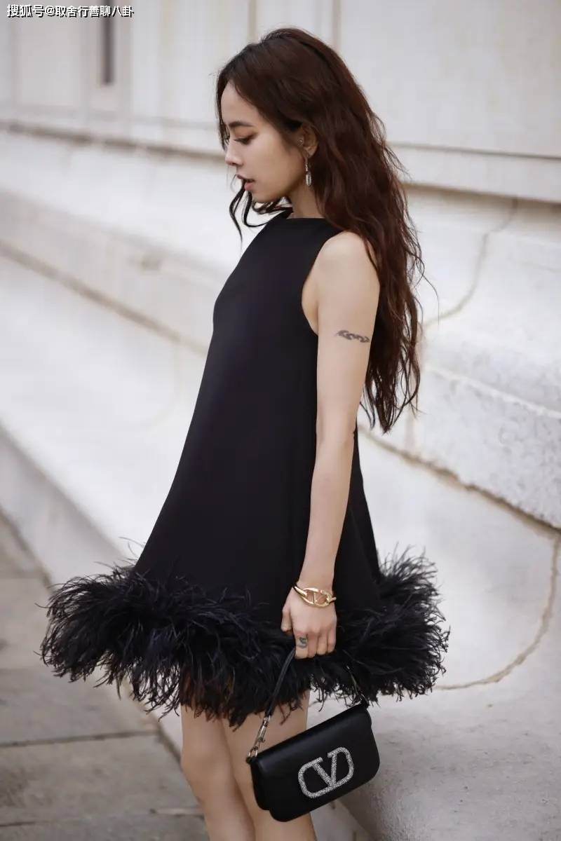 43岁蔡依林出席巴黎时装周,穿黑色羽毛裙气场十足,波浪卷发迷人