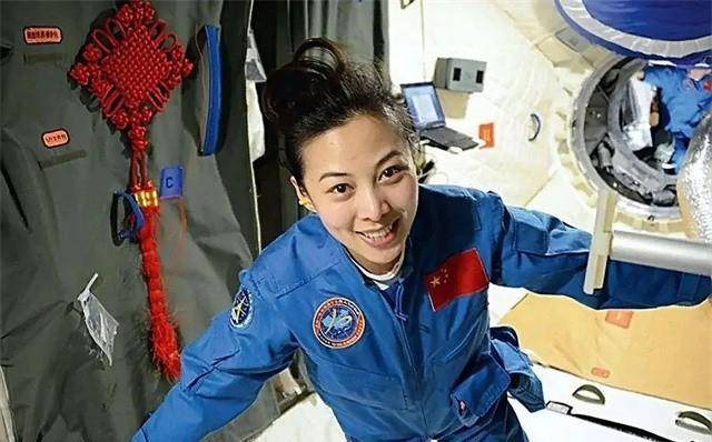 王亚平,一位漂亮的80后宇航员_空军飞行员_赵鹏_父母