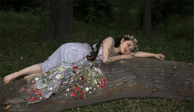 原创瑞士出土两千多年前睡美人穿羊皮大衣躺在掏空的树干里