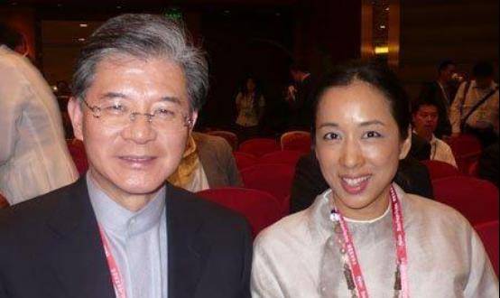 罗康瑞百亿家产惹争端,前妻何晶洁大怒,朱玲玲不争不抢成赢家_香港