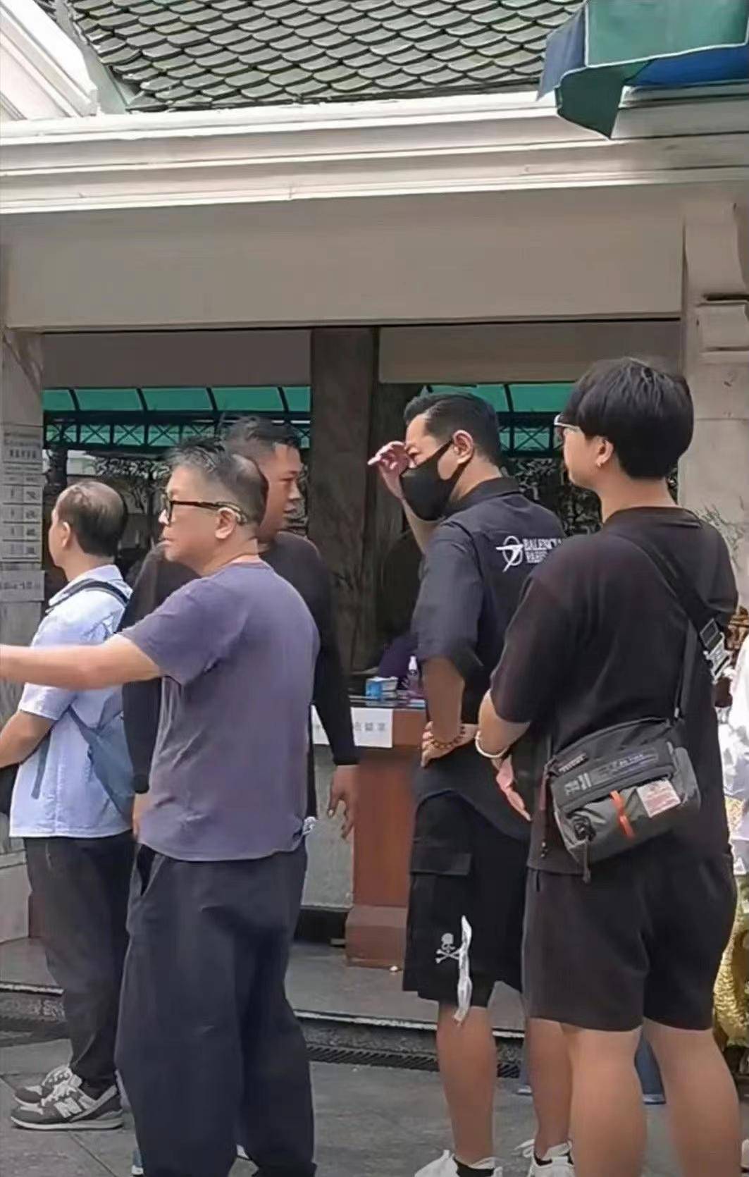 原创大瓜古天乐泰国拜四面佛送4头金象眼神上热搜王石也在