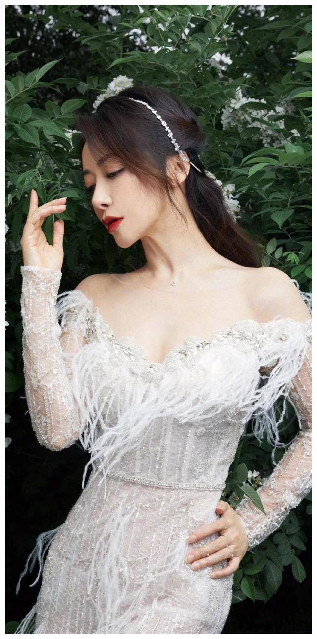 陈紫函年轻时是学霸,她以十分优异的成绩考进了北京电影学院.