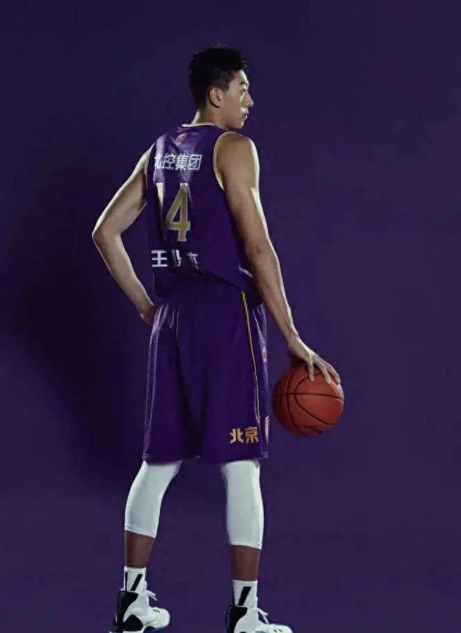 扣篮大赛中一位评委让球迷恶心,令人愤怒_孙铭徽_王少杰_曾凡