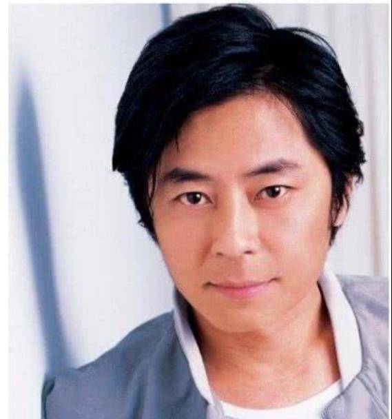 歌手王杰遭黑手被毒哑,谢霆锋"背锅"至今,真相终于浮出了水面