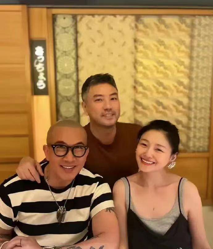 原创大s具俊晔罕见亮相现身小s公公灵堂悼念衣着被质疑