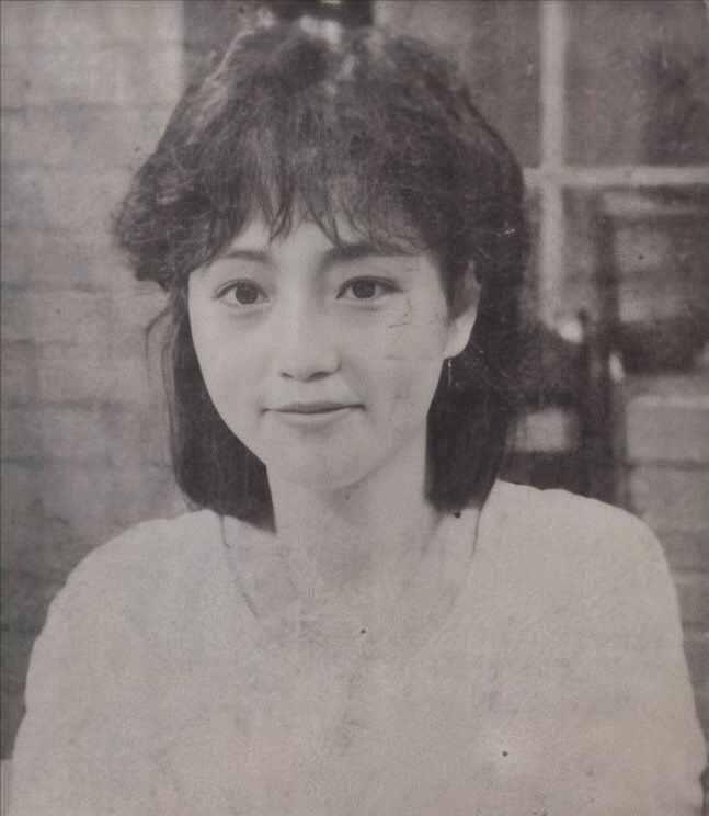 1983年,苑琼丹从亚视艺员训练班毕业后,出演了十多部影视剧,大多都是