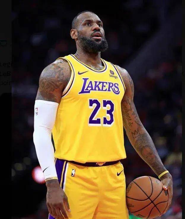 詹姆斯出战33分钟拿到32分8篮板7助攻,拿到了职业生涯的35000分