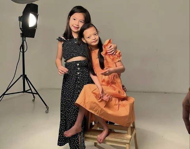 香港知名女星晒全家福,大女儿患基因疾病,13岁还不会走路说话_钟丽淇