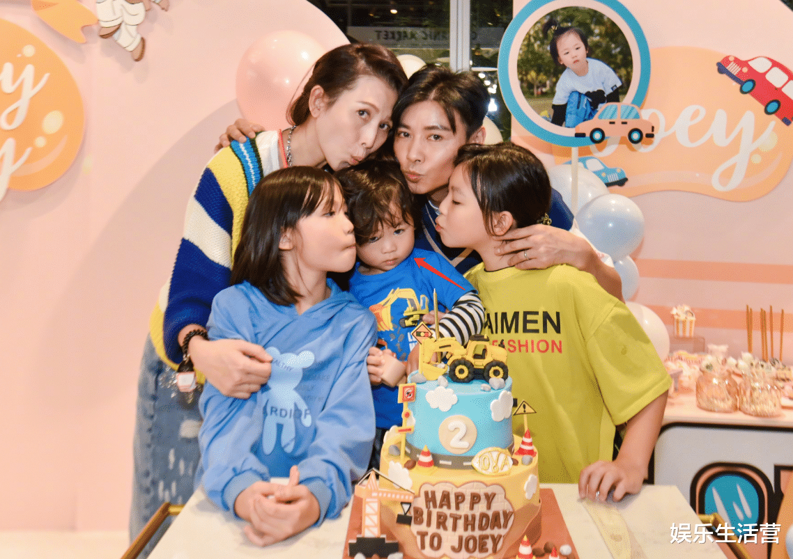 原创蔡少芬晒三胎儿子正脸照五官和张晋如同复制爸妈扶脸被迫营业