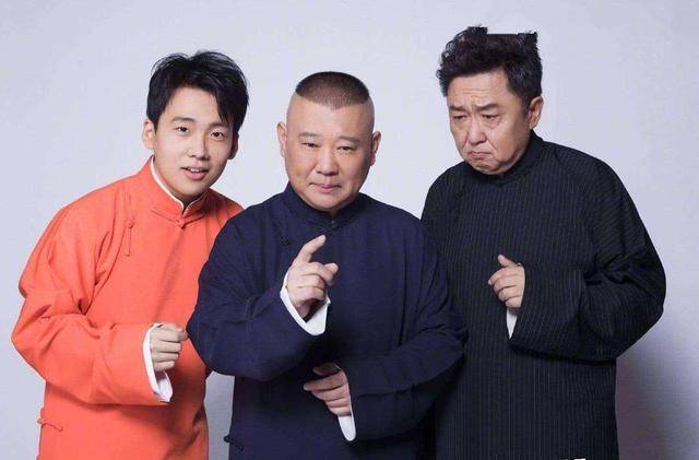 郭德纲小儿子和侯耀文外孙女合影,安迪紧搂女孩拍照,大人范十足_感情