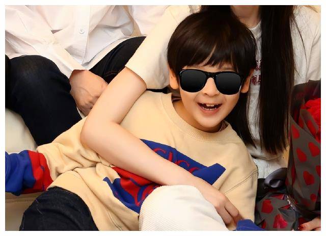 angelababy与父母儿子同框庆35岁生日小海绵正脸神似外公