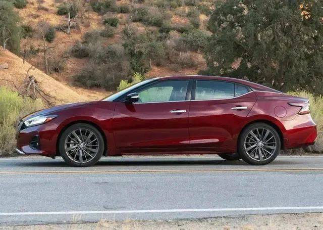 车身尺寸方面,西玛的长宽高分别为4903/1860/1436mm,轴距为2775mm.