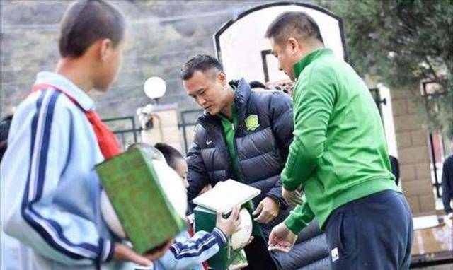 原创杨璞看上小11岁美妻长腿拒为70万踢假球现扎根青训