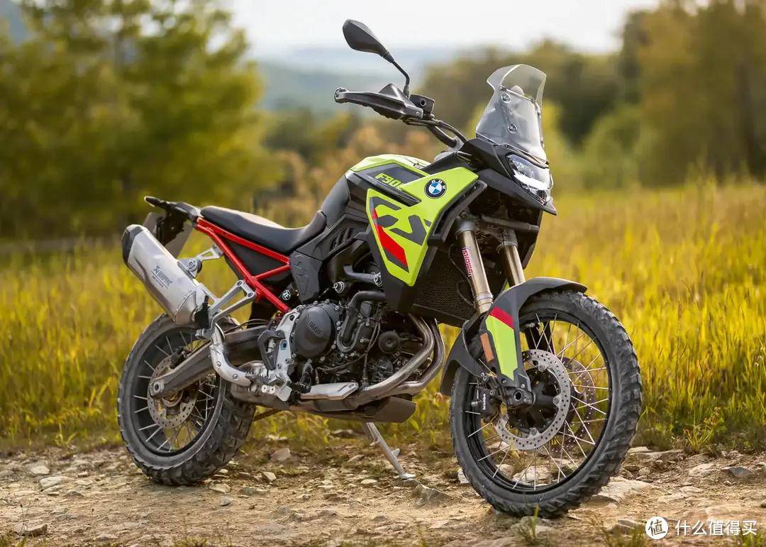 2024 款宝马 f 900 gs 的造型设计彰显了越野能力.