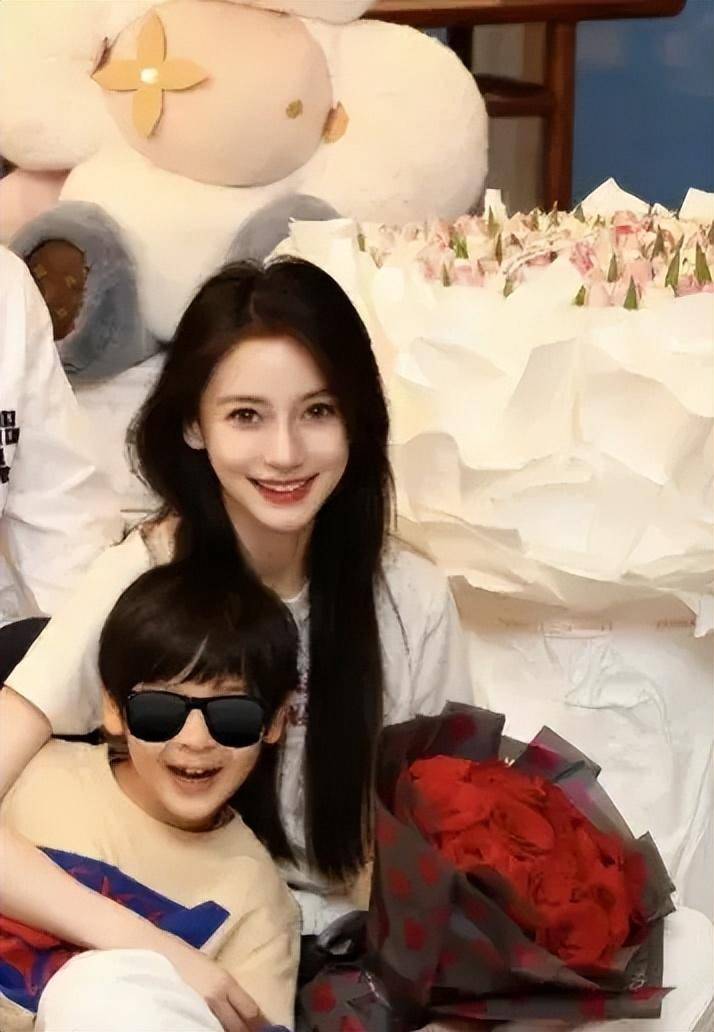 7岁小海绵太像黄晓明,baby背靠超大花束_祝福_照片_生日