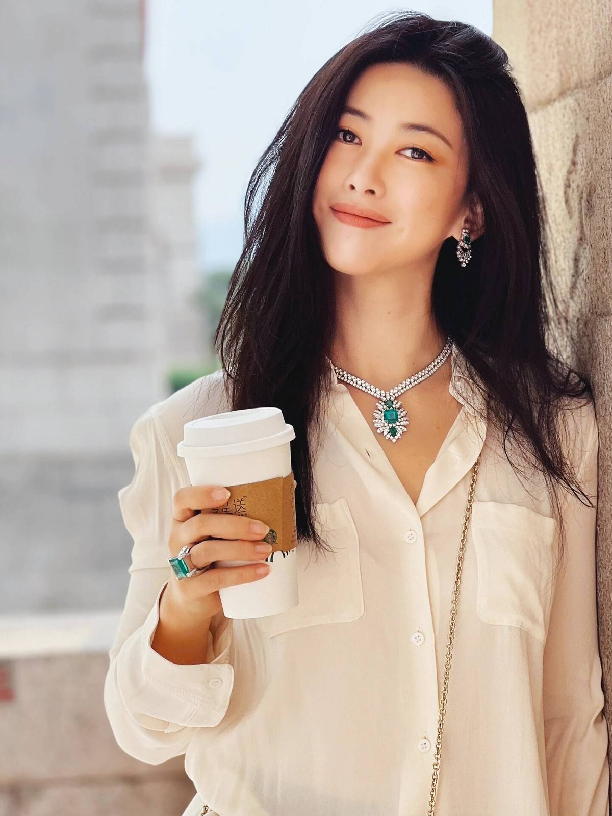 39岁"朱珠"又带火了极简穿搭:白衬衫 半身裙 凉鞋,高级又洋气