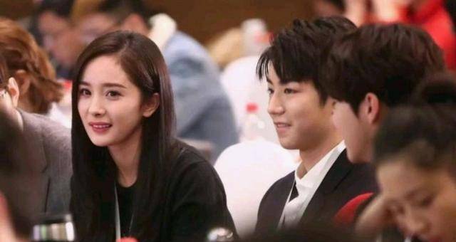 往曾志伟肩上靠,玩华晨宇衣服上的带子,杨幂怎么这么会撩_李易峰_黄轩