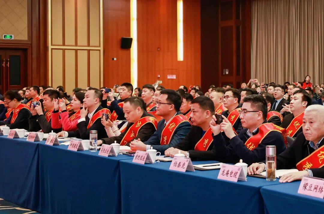 市企联会长尹同跃,首任会长程晓苏,专家咨询委召集人韩卫民,副市长