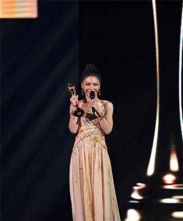 曾被那英亲手淘汰,后被罗大佑当场收徒,如今与那英名气相当_怡良_获得