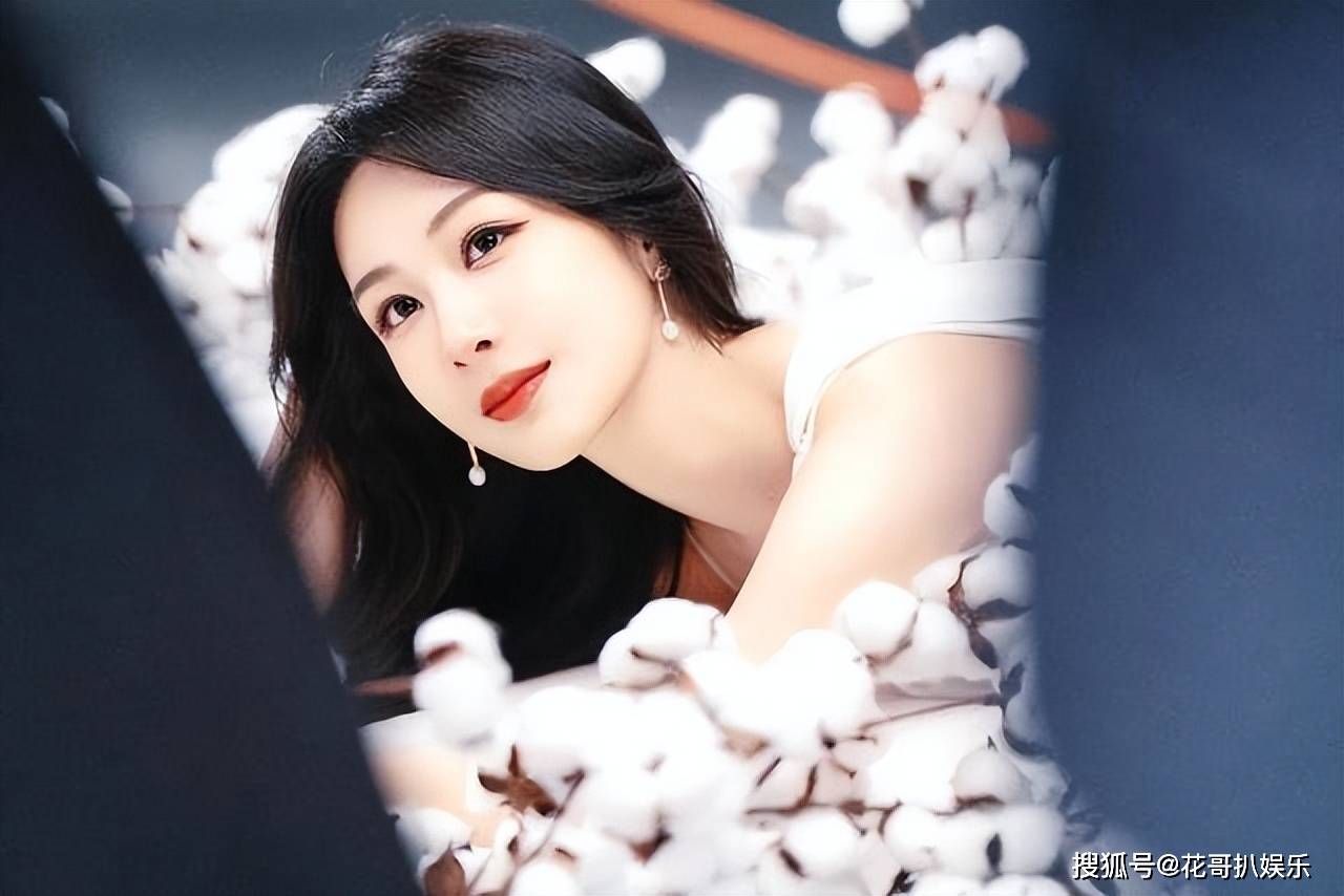 杨紫新代言的物料曝光,整张脸馒化得厉害,像个寡淡的美妆蛋一样_自然