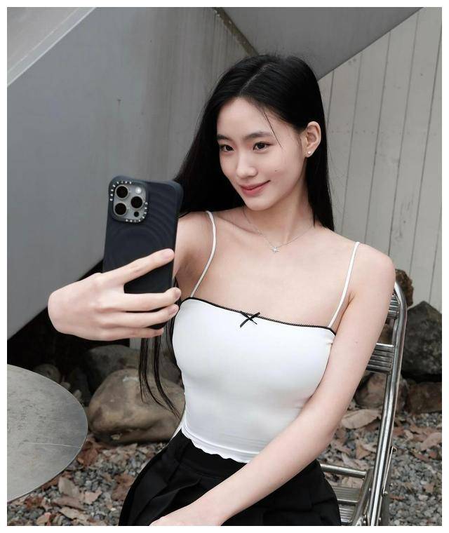 3月1日,许曦文和许韶恩姐妹再次更新了最新动态,两姐妹一起拿着手机