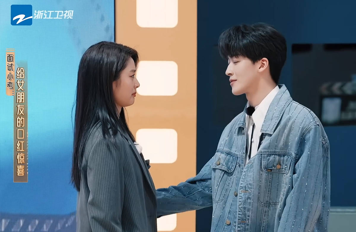 其实在学员何洛洛即兴考核环节,徐若晗就被cue到台上当助演,她的表演