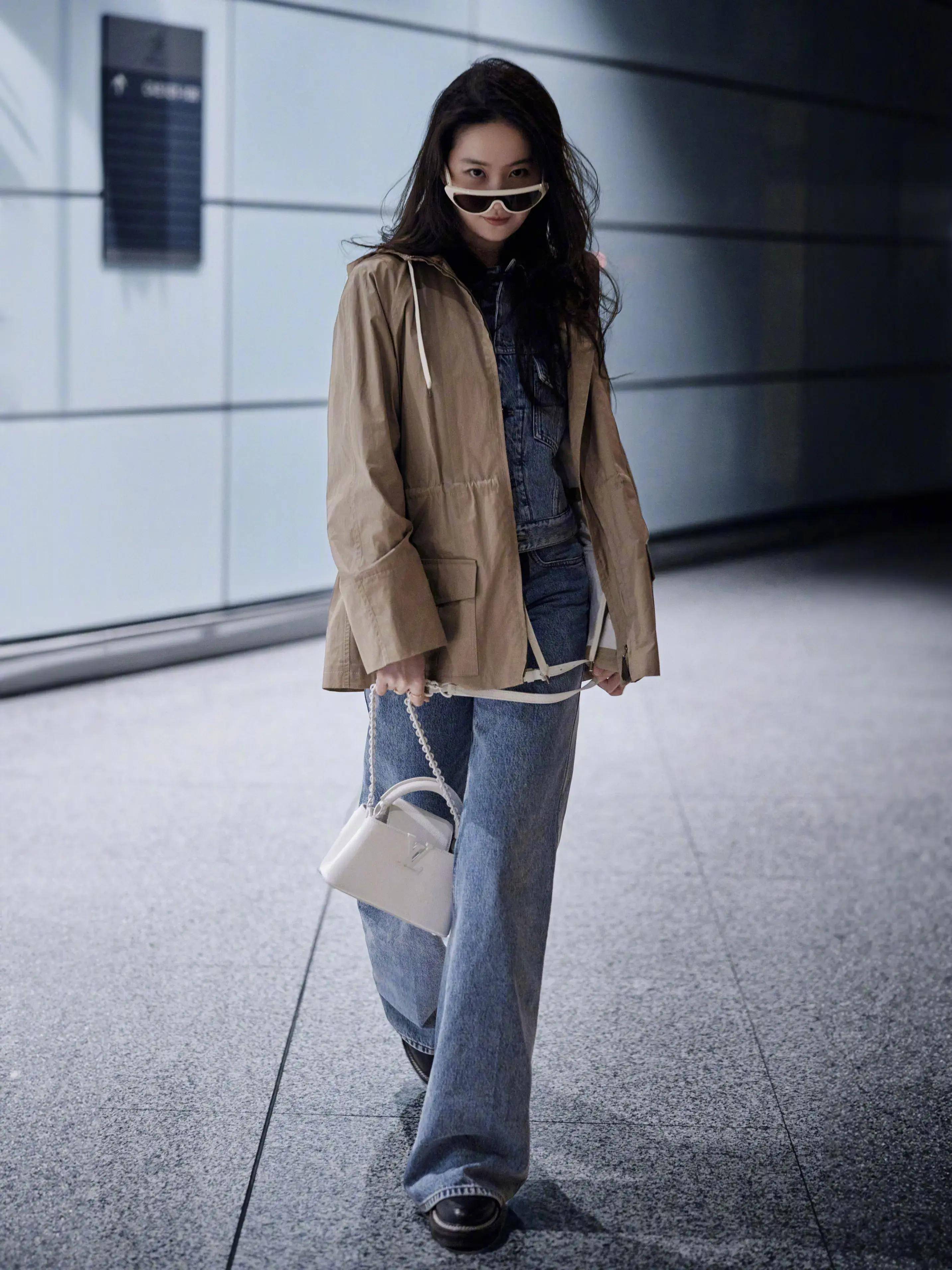 刘亦菲启程巴黎时装周,牛仔套装活力青春