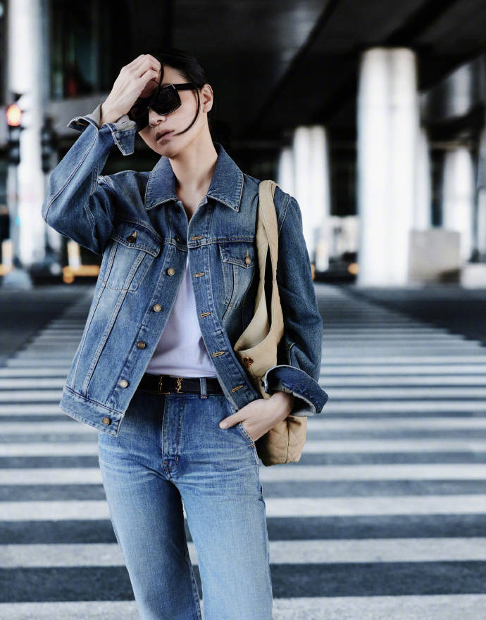 在曝光的街拍照中,宋佳身着一袭剪裁合体的牛仔套装,上衣简洁大方,裤