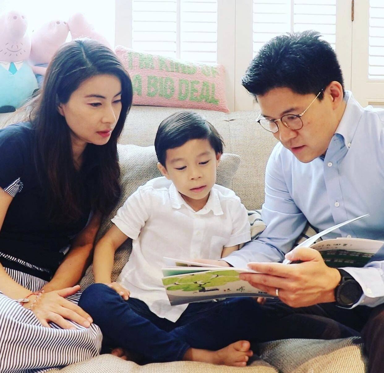 原创郭晶晶亲手为儿女做灯笼霍启刚暖心发文晒照一家人未同框吃饭