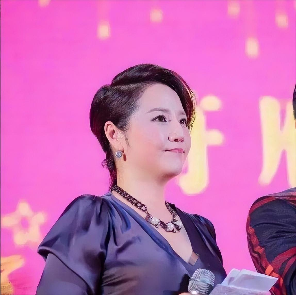 正如同台的郑达所代表的事发,他已经慢慢地远离了电视新闻频道的舞台