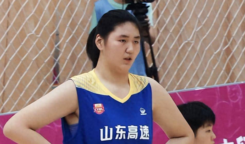 16岁女篮新星张子宇单手劈扣,回应所有质疑和挑战_扣篮_实力_世界