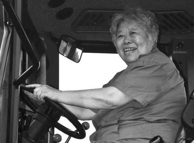 原创1元人民币纸币上的女拖拉机手今年91了本人很谦虚不敢说是我