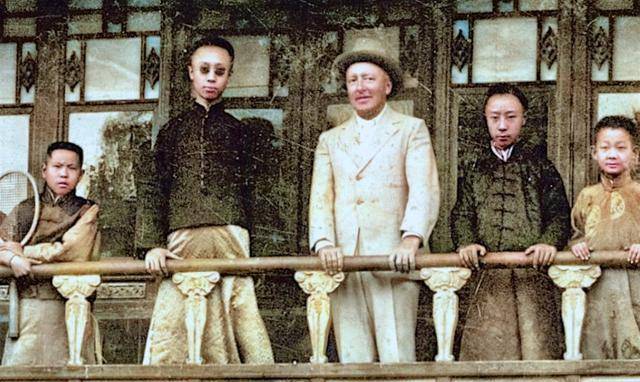 原创罕见彩色照片溥仪婉容文绣亮相