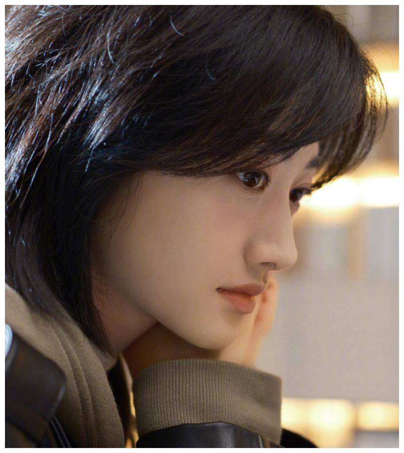 36岁女星景甜素颜照认不出一头短发干练迷人单身生活过得充实