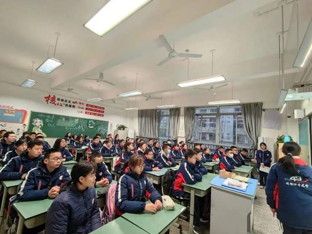 春风十里,成都四十九中告诉孩子,雷锋才是我们最该追的星!