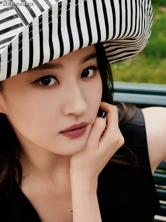 原创刘亦菲看秀造型曝光小黑裙白袜好俏皮欧美风格妆容好美