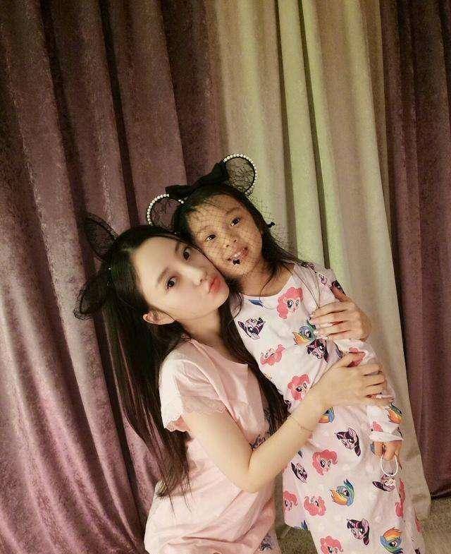 原创7岁甜馨长成大姑娘穿运动装陪妈妈跳舞健身这种乖巧让人心疼