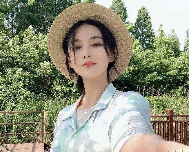 原创张馨予自己动手染发价格让人意外确定是女星的消费水平
