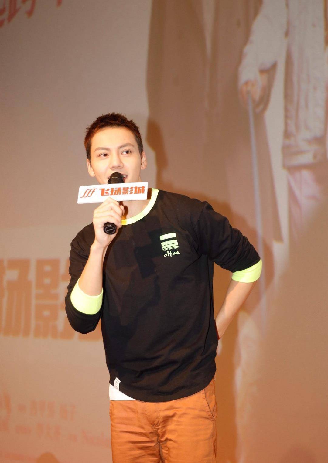 原创白面小生变胡子大叔陈伟霆的荷尔蒙爆发与外甥女合照超有爱